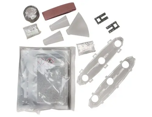 Zubehörset von Grundfos für Unterwasserpumpen, bestehend aus verschiedenen Teilen wie Kabelverbindern, Schalen, Sandpapier und einem Sicherheitsdatenblatt in einer Verpackung.