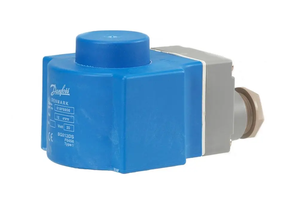 Danfoss Magnetventil-Spule in blau mit grauem Anschluss, geeignet für Gleichspannung, beschriftet mit technischen Details wie Leistung und Spannung.
