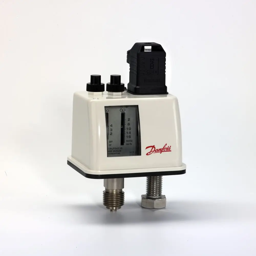 Danfoss Druckschalter mit einpoligem Umschaltkontakt, zwei Anschlüssen an der Unterseite, Einstellbereich und Sichtfenster zur Ablesung der Druckwerte.