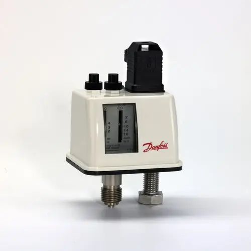 Danfoss Druckschalter mit einpoligem Umschaltkontakt, zwei Anschlüssen an der Unterseite, Einstellbereich und Sichtfenster zur Ablesung der Druckwerte.
