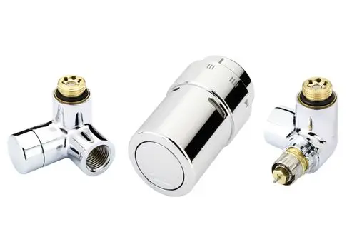Drei verchromte Heizkörperventile von Danfoss, eines mit einem zentralen Ventilgehäuse und zwei äußeren Anschlüssen.