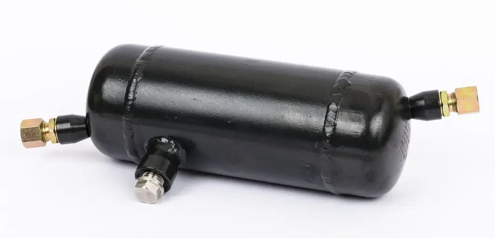 Schwarzer Druckbehälter mit zwei Anschlüssen, hergestellt von Danfoss. Eignet sich zur Speicherung oder Regelung von Fluiden in technischen Anwendungen.