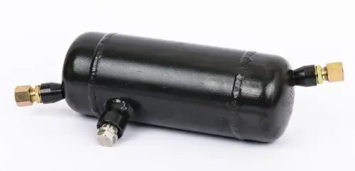 Schwarzer Druckbehälter mit zwei Anschlüssen, hergestellt von Danfoss. Eignet sich zur Speicherung oder Regelung von Fluiden in technischen Anwendungen.