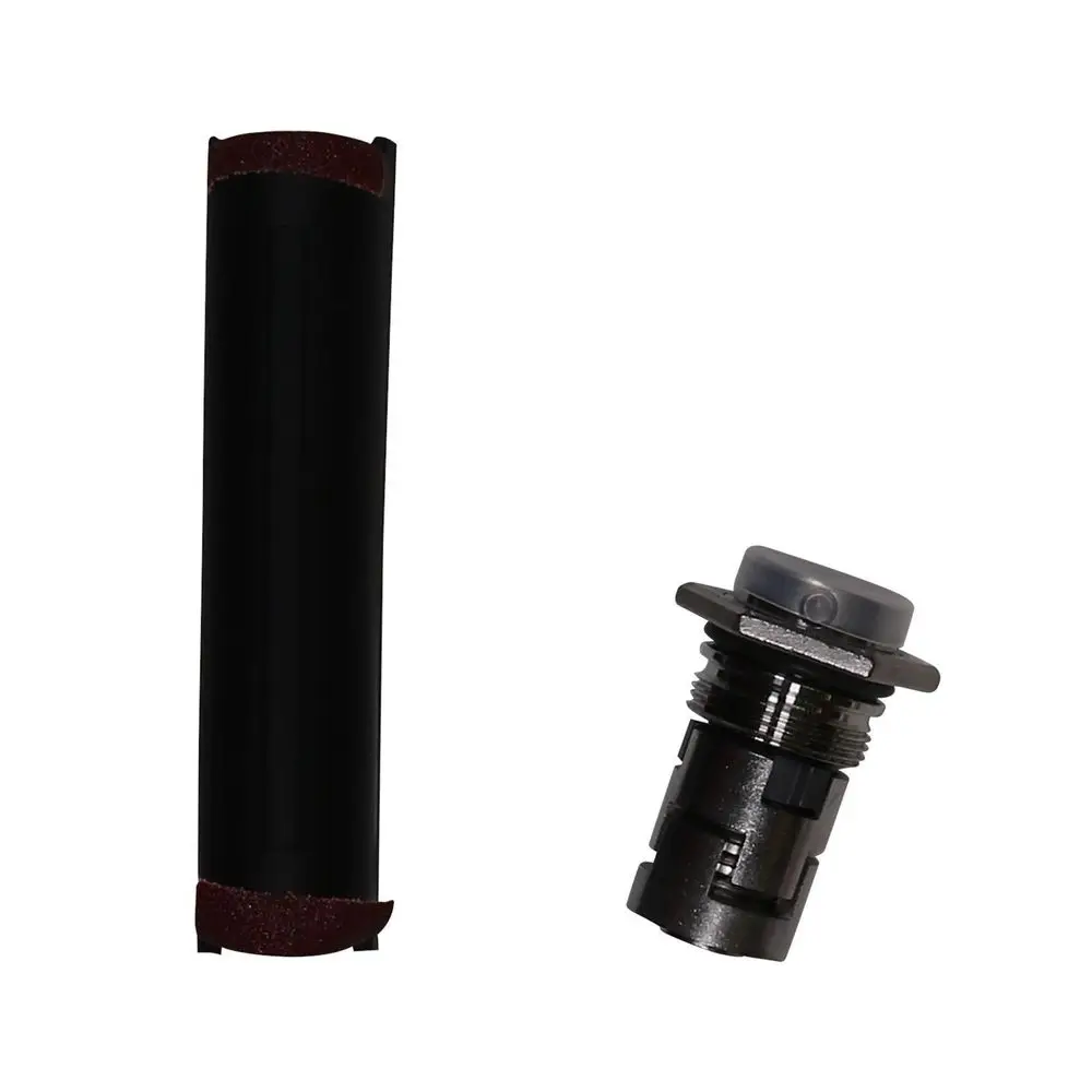 Zwei Grundfos Ersatzteile: Auf der linken Seite ein schwarzes Zylinderteil mit roter Unterseite, rechts ein silbernes und schwarzes mechanisches Bauteil mit einem transparenten Element.
