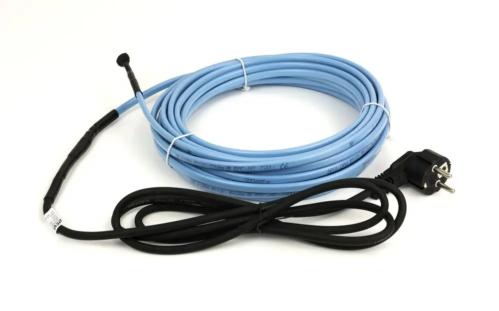 Blaues Heizband von Danfoss, umgeben von einem schwarzen Kabel mit Stecker, auf einem weißen Hintergrund.
