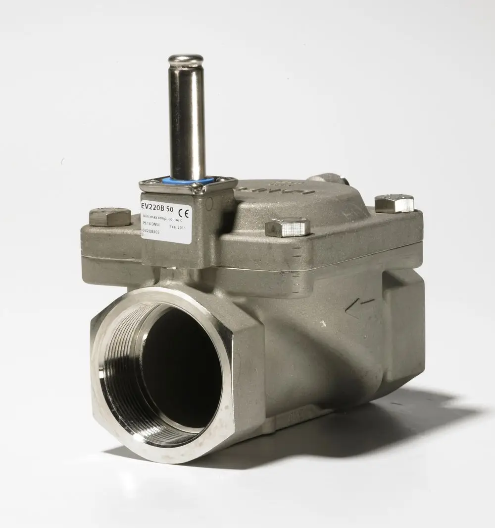 Magnetventilgehäuse von Danfoss mit einem Anschluss für Rohrleitungen, ausgestattet mit einem Betätigungsmechanismus und kompatibel mit gängigen Installationen.