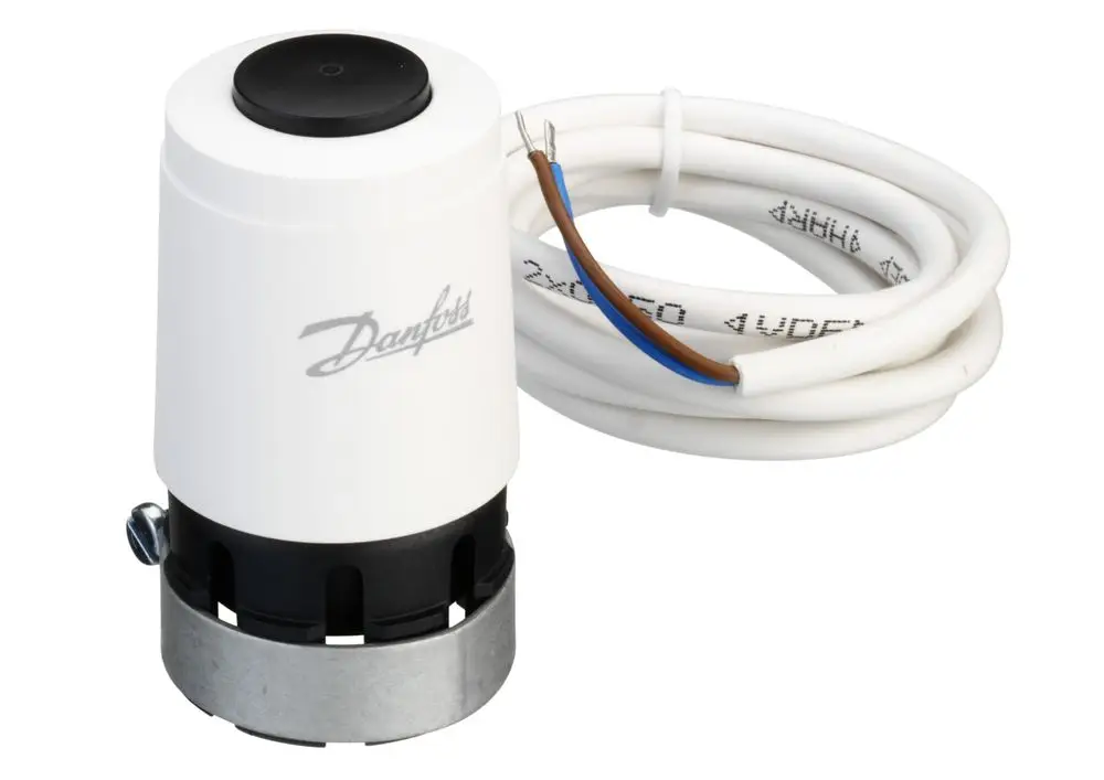 Danfoss Thermostat mit elektrischem Stellantrieb, mit einem weißen Gehäuse und Kabeln für die Installation, geeignet für Heizungsanwendungen.