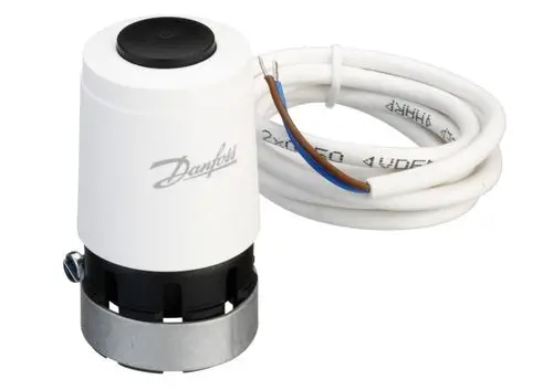 Danfoss Thermostat mit elektrischem Stellantrieb, mit einem weißen Gehäuse und Kabeln für die Installation, geeignet für Heizungsanwendungen.