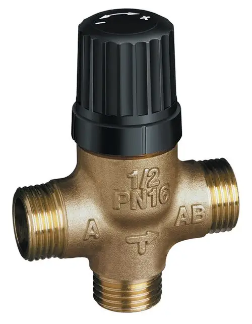 3-Wege-Ventil von Danfoss mit schwarzem Einstellknopf und drei Anschlussgewinden. Gezeigt ist die Produktansicht mit Beschriftungen an den Anschlüssen.