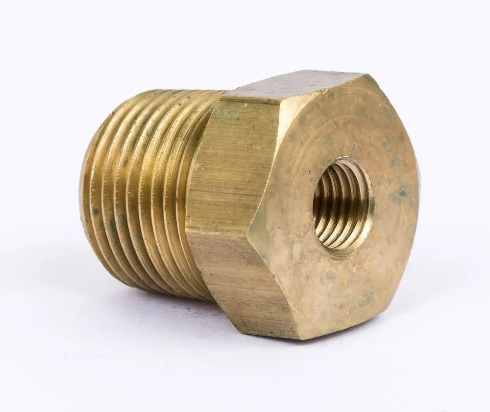 Danfoss Anschlussadapter mit Außengewinde, gefertigt aus Messing, zur Verbindung von Impulsleitungen. Gewinde und Innenbohrung sind deutlich sichtbar.