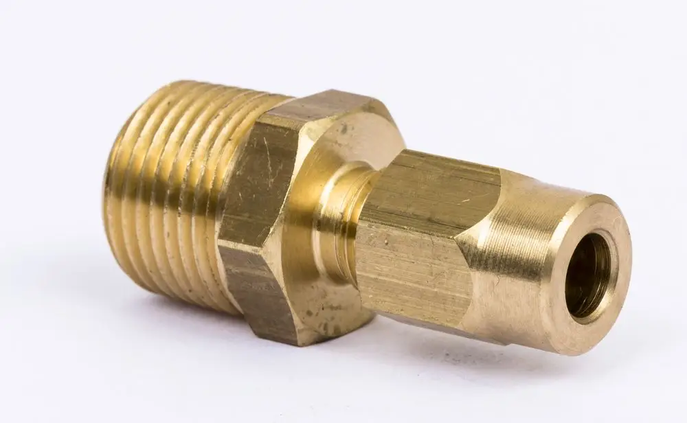 Messingverschraubung mit einem gewindeten Ende und einer offenen, glatten Öffnung. Hersteller: Danfoss.