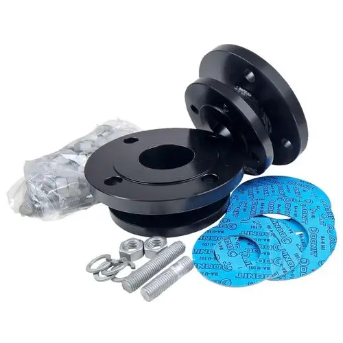Zubehörset von Grundfos für Umwälzpumpen, bestehend aus schwarzen Ausgleichsstücken, Dichtungen und Montagematerial, angeordnet auf einer weißen Fläche.