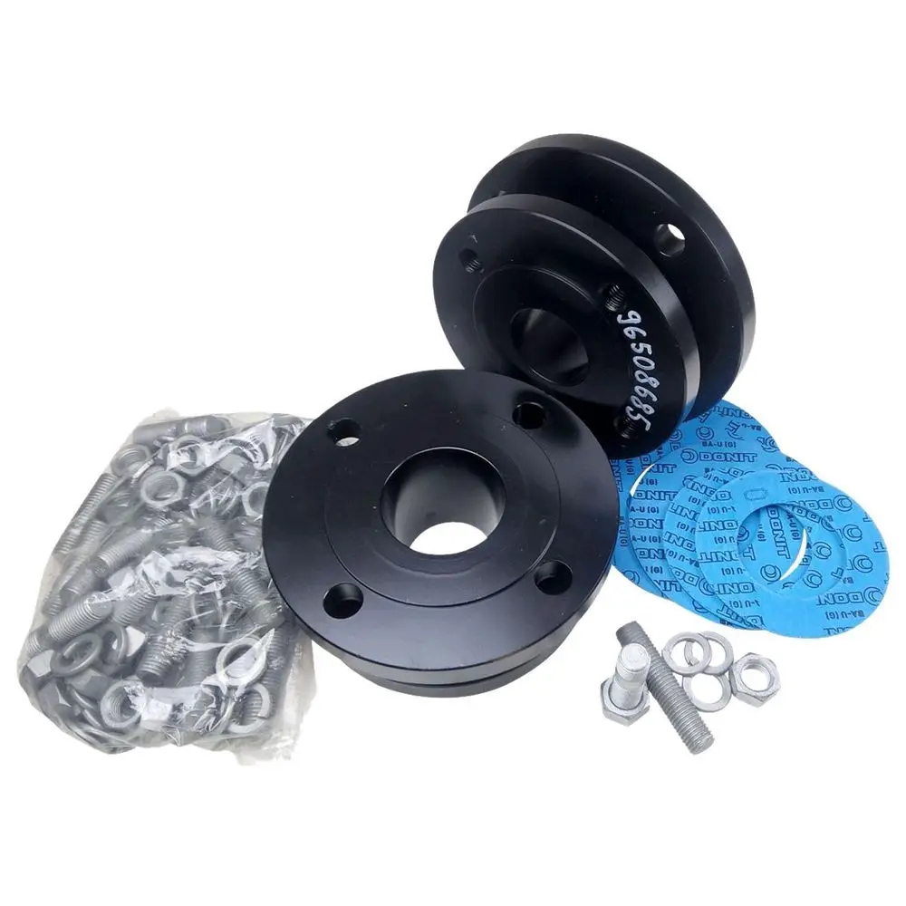 Zwei schwarze Ausgleichsstücke von Grundfos in Kombination mit Metallbefestigungen und blauen Dichtungen, abgepackt neben einer Tüte mit Schrauben und Unterlegscheiben.