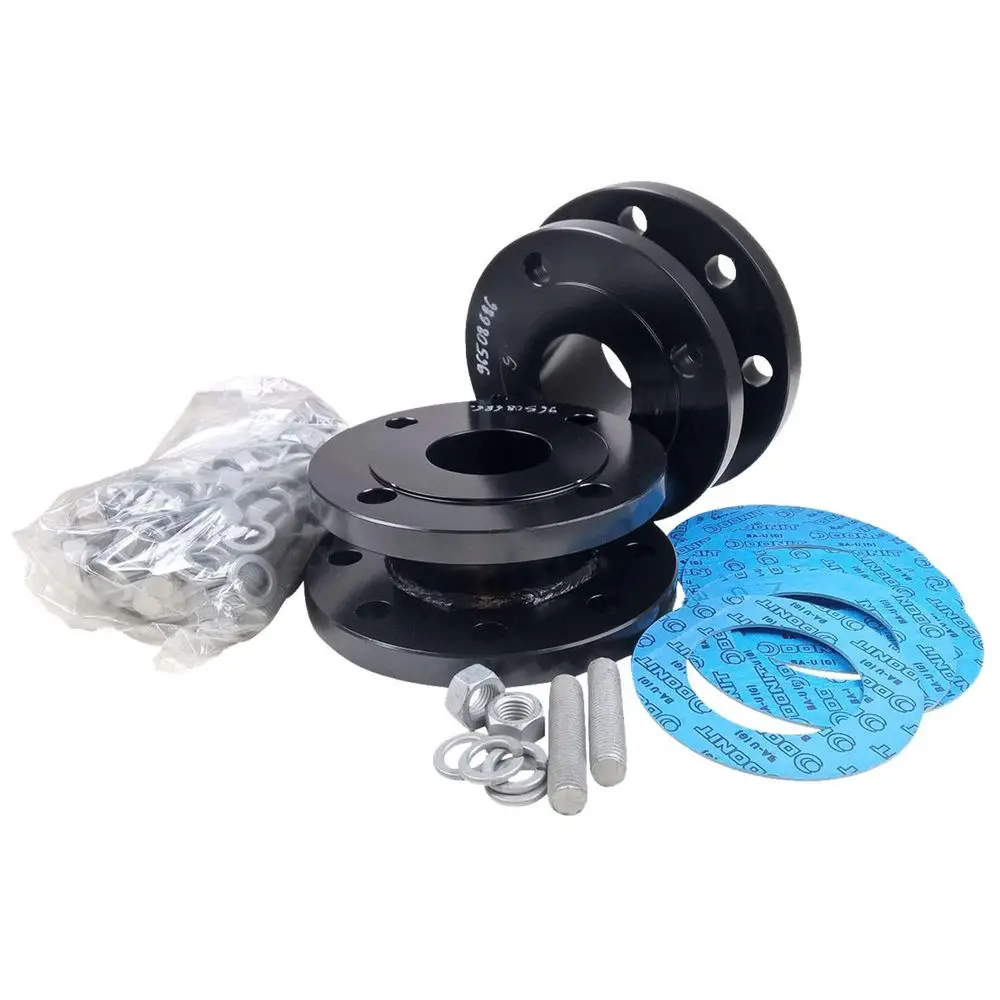 Schwarze Flanschteile von Grundfos, bestehend aus zwei hohen und einem niedrigen Flansch, Schrauben, Unterlegscheiben und Dichtungen in verschiedenen Größen, verpackt in Kunststofftüte.