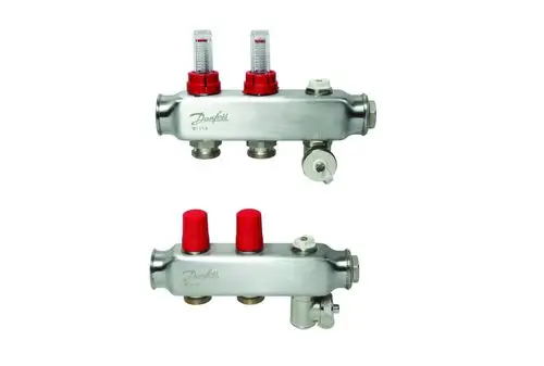 Zwei Durchflussverteilerventile aus Edelstahl von Danfoss mit roten Drehknöpfen und Durchflussanzeigen, montiert auf einem geraden Rohrkörper.