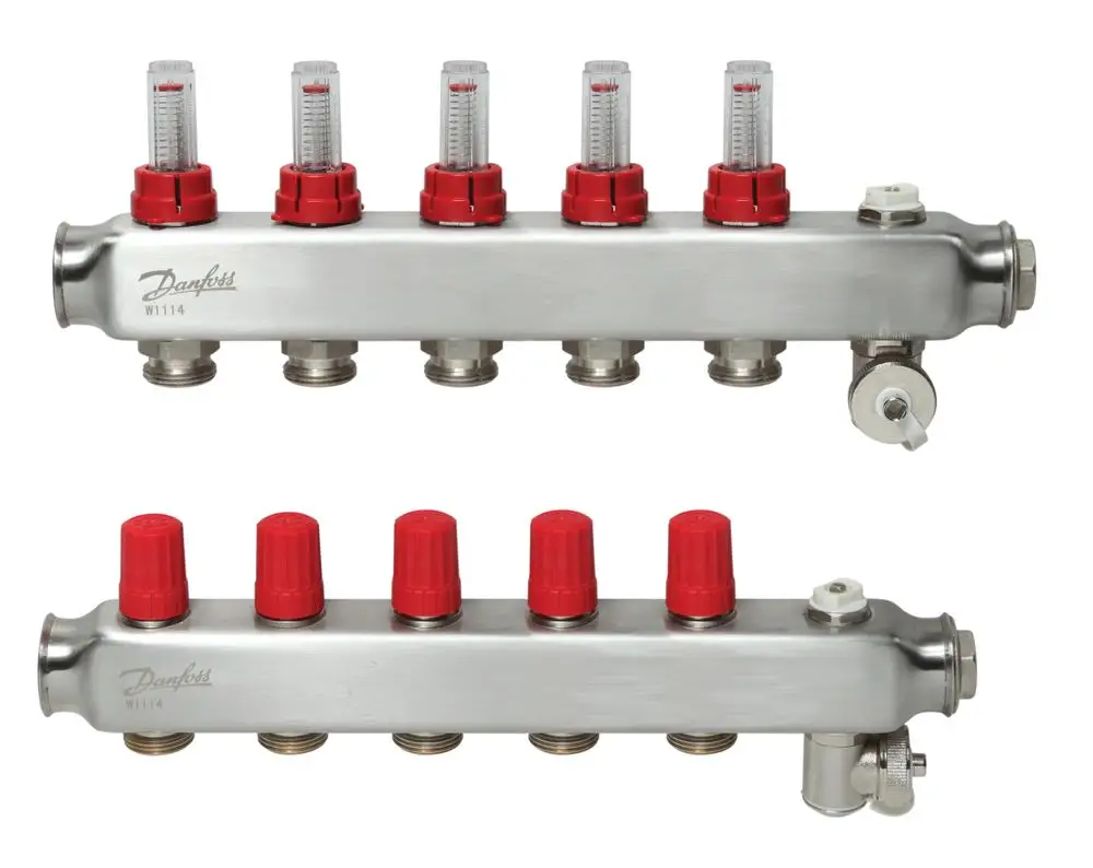Edelstahl-Verteiler mit fünf Anschlussmöglichkeiten, ausgestattet mit Durchflussanzeigen und rot gekennzeichneten Ventilen. Marke: Danfoss.