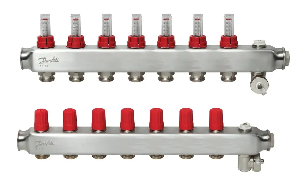Danfoss FBH-Verteiler mit sieben Anschlusskreisen, ausgestattet mit Durchflussanzeigern und rotem Einstellknopf. Edelstahloberfläche, zur Verteilung von Heizwasser.