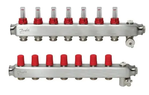 Danfoss FBH-Verteiler mit sieben Anschlusskreisen, ausgestattet mit Durchflussanzeigern und rotem Einstellknopf. Edelstahloberfläche, zur Verteilung von Heizwasser.