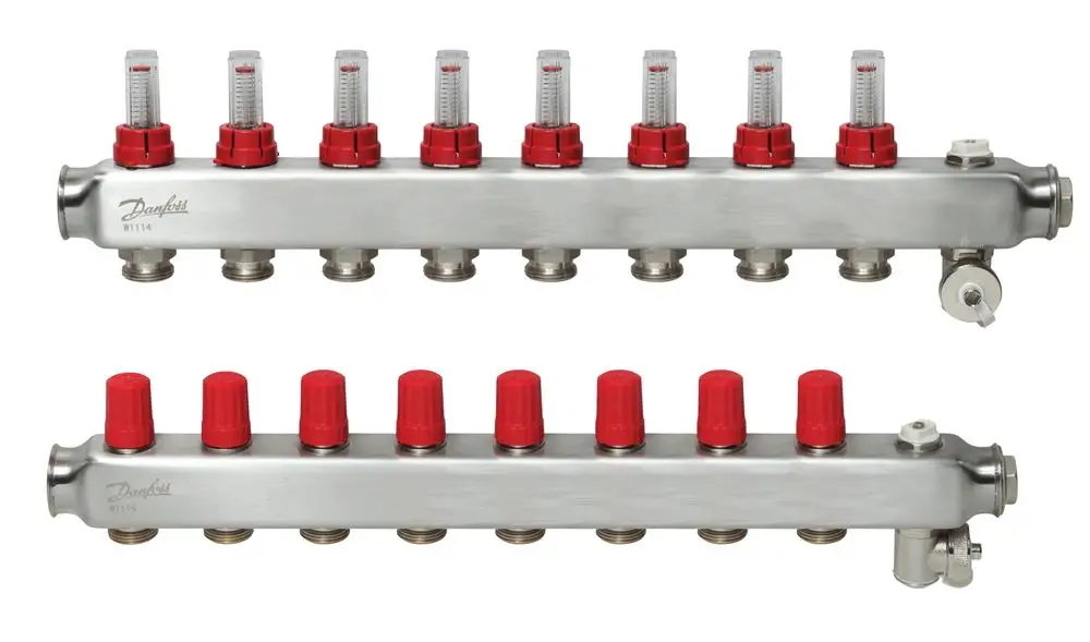 Danfoss Verteiler mit mehreren Durchflussanzeigen und rot gekennzeichneten Reglern zur Steuerung des Wasserflusses in einem Heizsystem. Metallisches Gehäuse, kompakte Bauform.