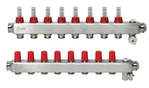 Danfoss Verteiler mit mehreren Durchflussanzeigen und rot gekennzeichneten Reglern zur Steuerung des Wasserflusses in einem Heizsystem. Metallisches Gehäuse, kompakte Bauform.