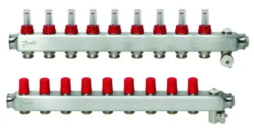 Danfoss FBH-Verteiler mit mehreren Anschlussstellen und Durchflussanzeigen in rotem Kunststoffgehäuse. Ansatz für Heizungsinstallation.