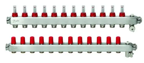 Danfoss-Verteiler mit mehreren Durchflussanzeigern in roter Ausführung, montiert auf einem Edelstahlrahmen für Heizungsanwendungen.