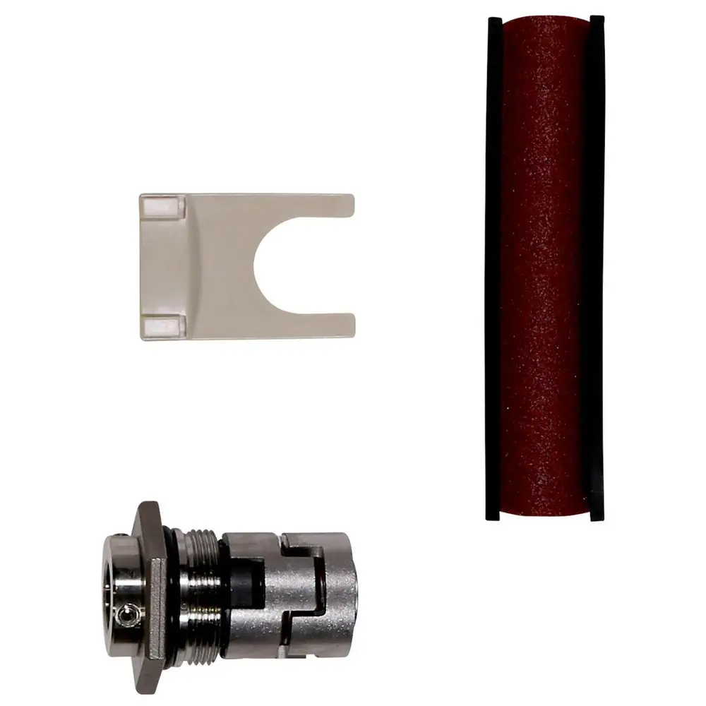 Ersatzteilset von Grundfos mit verschiedenen Komponenten, darunter ein metallischer Dichtungsring und ein Kunststoffteil, in Anordnung für Montage oder Austausch.
