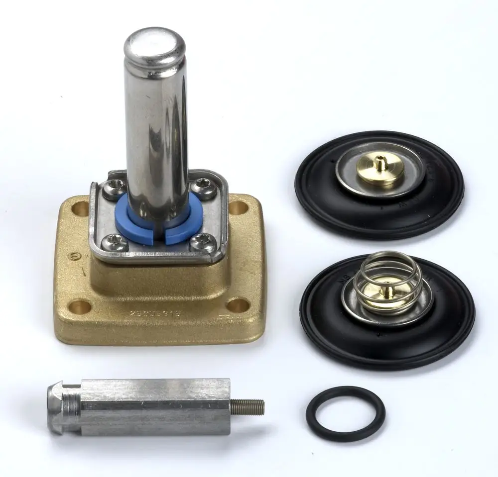 Ersatzteilset von Danfoss für Magnetventile, bestehend aus einem Edelstahlventil mit Dichtungen und zusätzlichem Zubehör auf hellem Hintergrund.