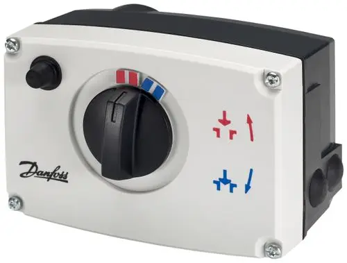 Danfoss Steuergerät mit einem Drehknopf zur Regelung von Heiz- oder Kühlsystemen, gekennzeichnet mit roten und blauen Symbolen für Temperaturregelung.