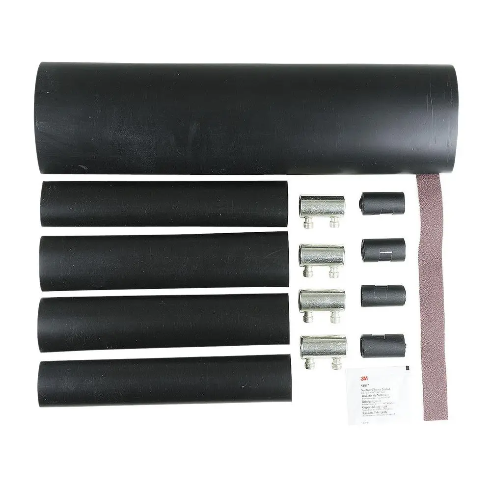 Set mit Schrumpfmuffen von Grundfos für Kabelverbindungen. Enthält mehrere schwarze Schläuche, zwei Metallverbinder und Zubehörteile. Geeignet für die Verwendung mit Unterwasserpumpen.