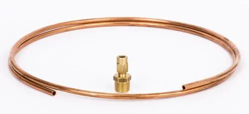 Kupferrohrleitung von Danfoss, gebogen, mit einer Brass-Kupplung in der Mitte. Einsatz in Heizungs- oder Klimaanlagen.
