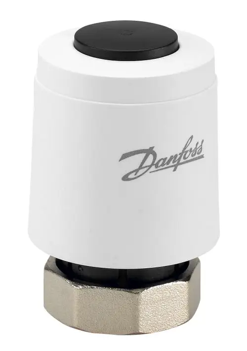 Weißes Thermostatgehäuse mit schwarzem Oberteil und metallischem Anschluss. Gehäuse trägt das Logo von Danfoss.