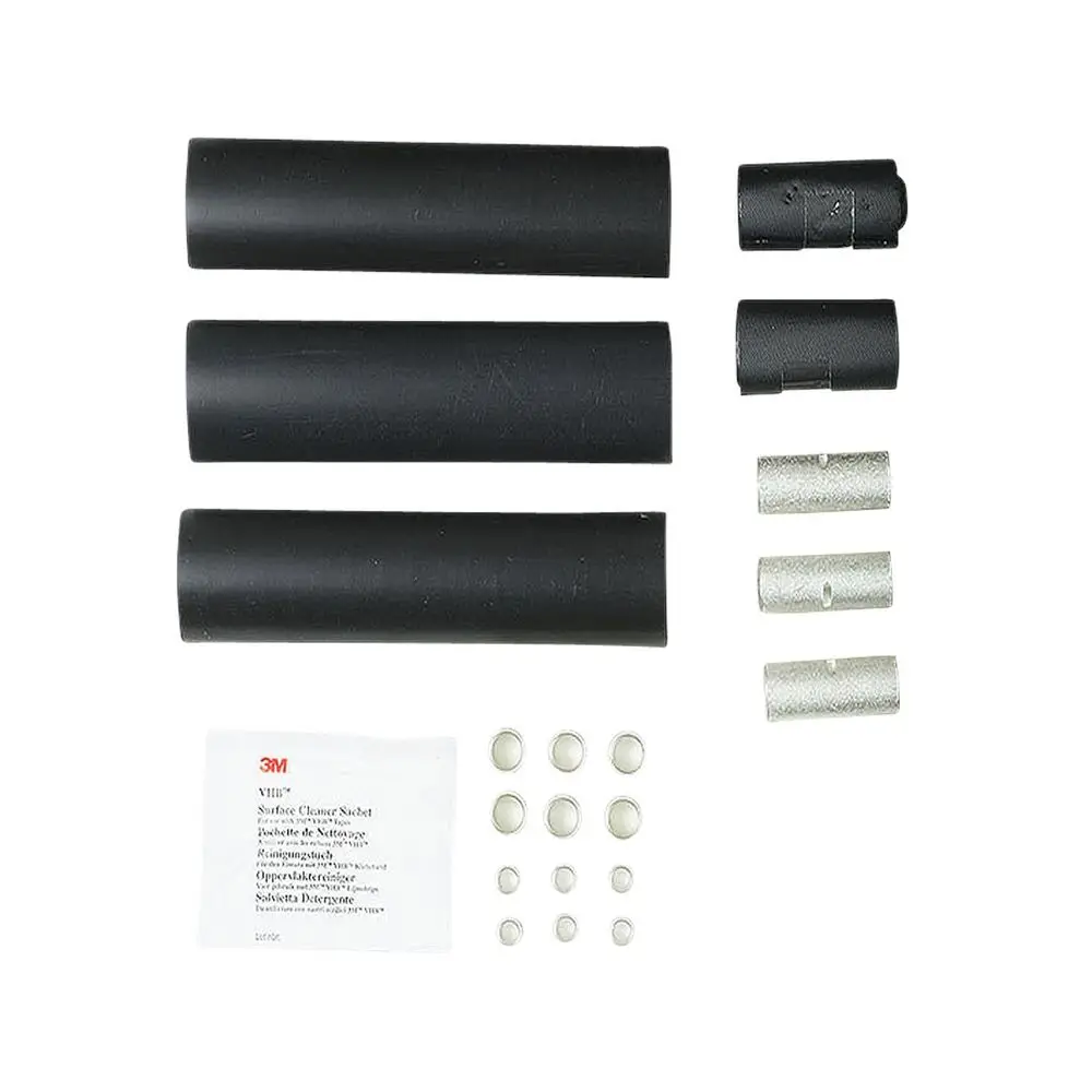 Drei schwarze Rohre, zwei kleine schwarze und zwei silberne Verbindungsteile sowie ein Reinigungssachet von Grundfos für Unterwasserpumpen.