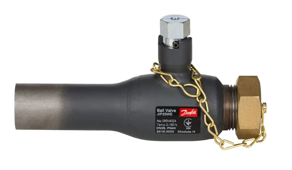Kugelhahn mit Anschlussstück und Kappe, versehen mit einer Sicherheitskette. An der Seite ist das Danfoss-Logo sichtbar.