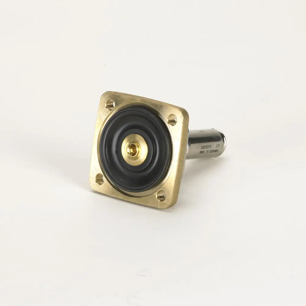 Ersatzteil für ein Magnetventil, quadratische Grundplatte aus Messing mit schwarzer Dichtung. Produkt von Danfoss für spezifische Anwendungen.