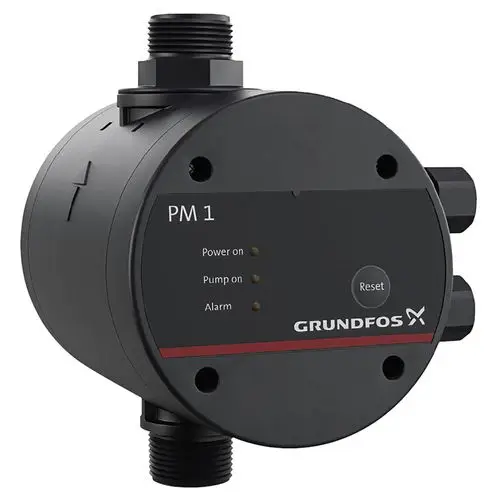 Grundfos Druckmanager PM 1, mit drei Kontrollleuchten für Stromversorgung, Pumpenstatus und Alarm sowie einer Reset-Taste. Verwendet in Hauswasseranlagen.