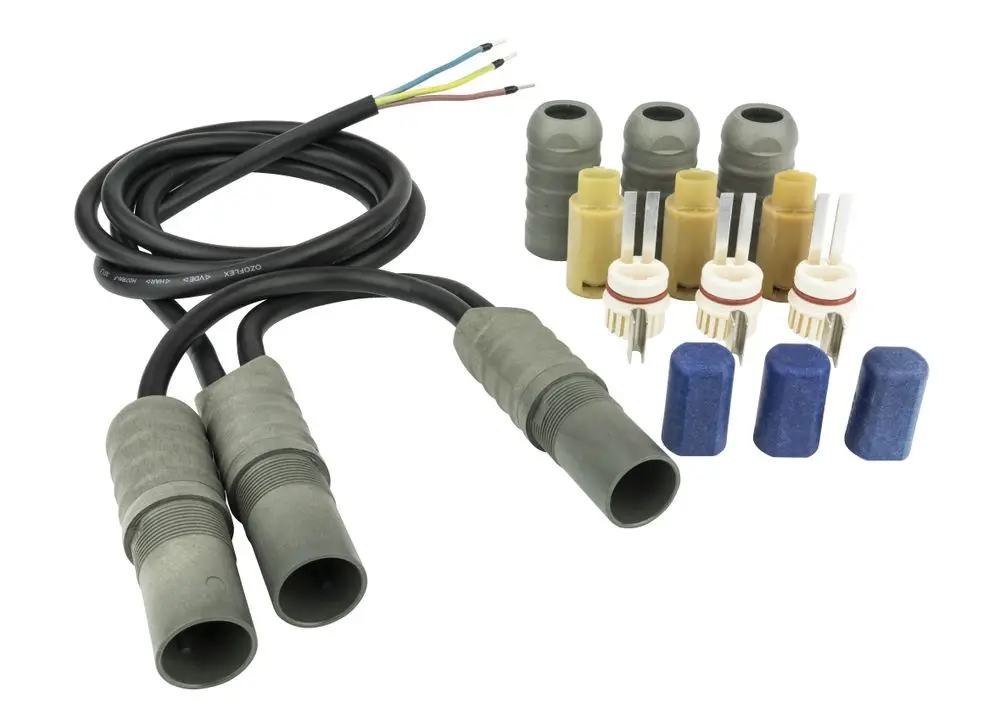 Kabel mit zwei Steckverbindern und mehreren Endabschlüssen. Zubehörteile und Verbindungen für Heizbänder, hergestellt von Danfoss.