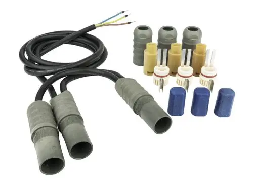 Kabel mit zwei Steckverbindern und mehreren Endabschlüssen. Zubehörteile und Verbindungen für Heizbänder, hergestellt von Danfoss.