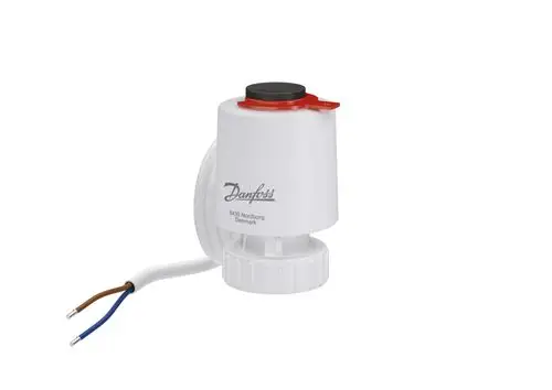 Danfoss Stellantrieb in weißer Ausführung mit rotem Drehknopf, zwei Anschlussdrähten in braun und blau, montierbar mit M30 x 1,5 Gewinde.