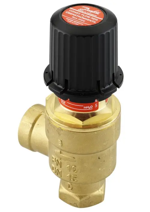 Überströmventil von Danfoss mit schwarzem Deckel und Messskala. Das Ventil hat ein Innen-Muffengewinde und eine goldfarbene metallische Basis.
