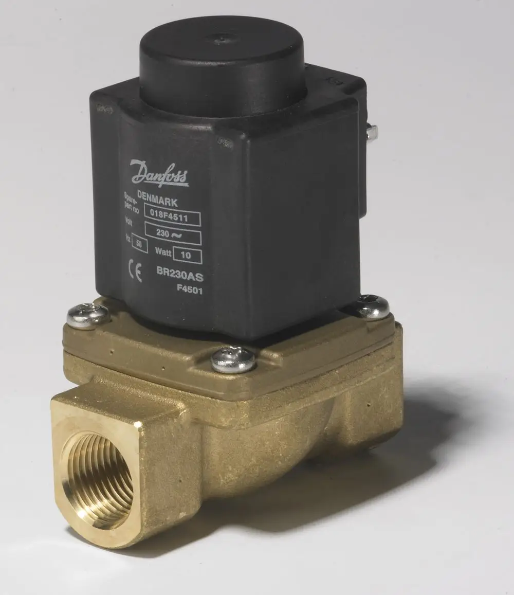 Magnetventil mit schwarzem Elektromagneten oben und goldenem Ventilkörper unten, hergestellt von Danfoss, mit Anschlussgewinde und einem Einschaltbetrieb zur Steuerung des Durchflusses.