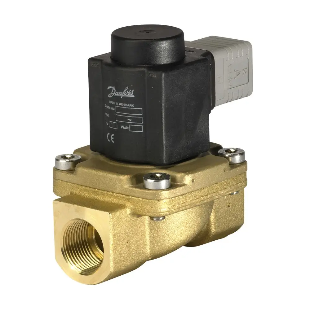 Danfoss Magnetventil mit schwarzem Elektromagnet, montiert auf einem goldfarbenen Gehäuse, Anschlussgewinde G 3/4. Für stromlose Betätigung ausgelegt.