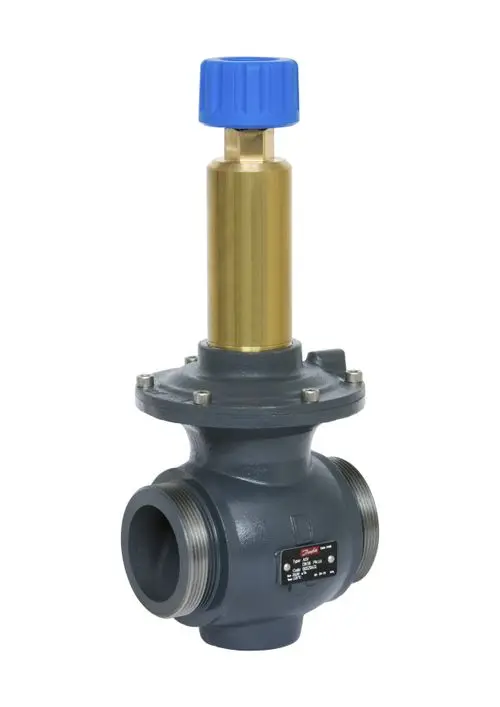 Danfoss Druckregler mit runder, blauer Einstellkappe und grauem Gehäuse. Anschlüsse für Rohrleitungen sind an beiden Seiten sichtbar.
