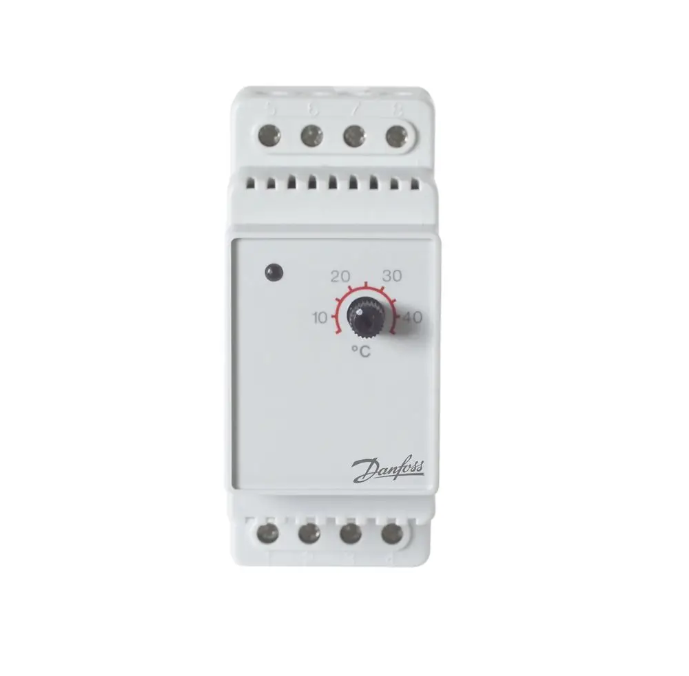 Weißer Danfoss-Thermostat mit einem Einstellrad zur Temperaturregelung von +5 bis +45 °C, ausgestattet mit Anschlussklemmen für die Verdrahtung.