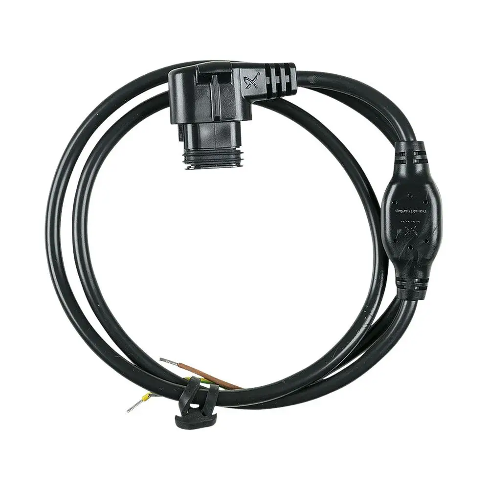 Schwarzes Kabel mit Stecker, der für Grundfos Umwälzpumpen geeignet ist. Sichtbare Anschlussleiste und Kabelbinder zur Befestigung.