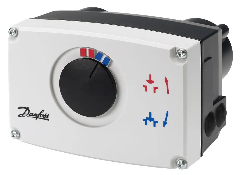 Danfoss Steuergerät mit einem Drehknopf zur Regelung, gekennzeichnet mit roten und blauen Symbolen für Temperatur oder Flussrichtung, montiert an der Wand.