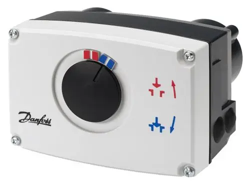 Danfoss Steuergerät mit einem Drehknopf zur Regelung, gekennzeichnet mit roten und blauen Symbolen für Temperatur oder Flussrichtung, montiert an der Wand.