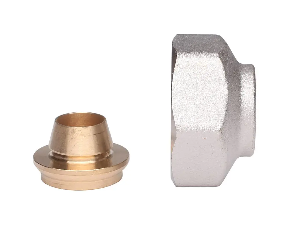 Klemmverbinder aus Messing und Silber, kompatibel mit Kupfer- und Stahlrohren, hergestellt von Danfoss. Zeigt eine konische und hexagonale Form.