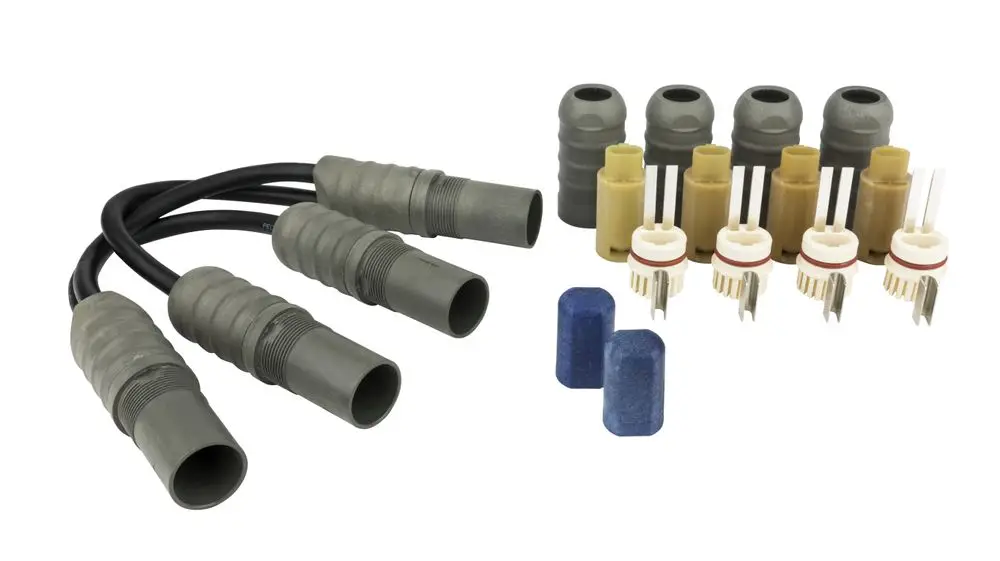 Drei graue Kabel mit Verbindungsstücken und mehreren anderen Verbindungselementen in verschiedenen Farben. Enthält Komponenten von Danfoss für Heizsysteme.