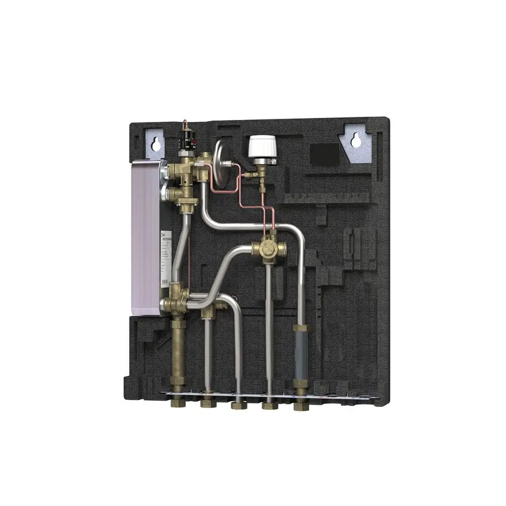 Wohnungsstation von Danfoss mit verschiedenen Kupfer- und Metallleitungen zur Wärmezufuhr, ohne Heizungsfunktion, montiert auf einer schwarzen Wandplatte.
